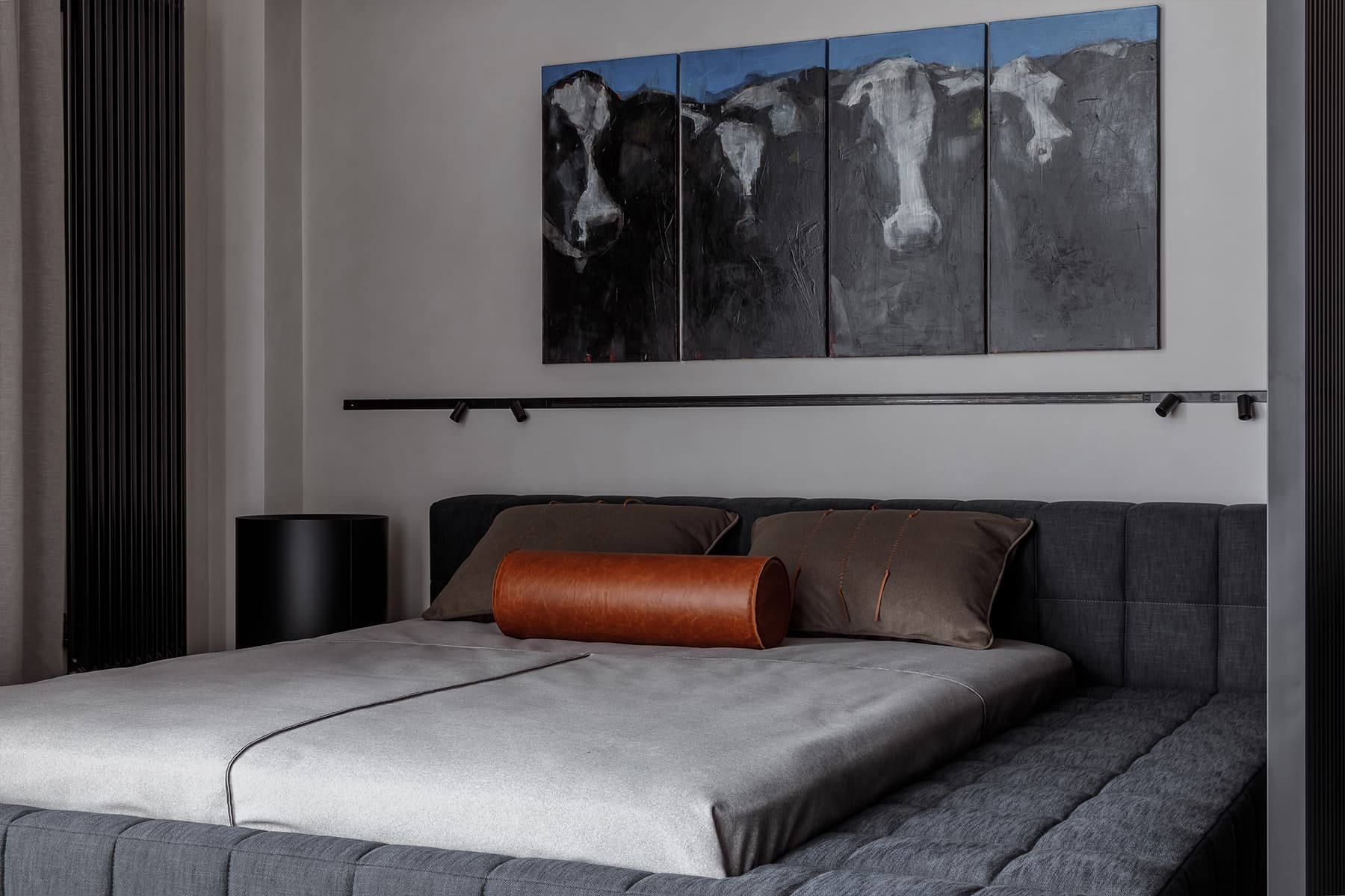 Строгие перегородки и шпонированные панели в интерьере квартиры для молодого человека — проект Ольги Омельченко