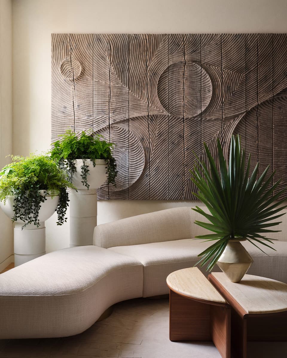 Фактурные гипсовые панели и нарядные панно в гламурном интерьере нью-йоркской квартиры — проект Тимоти Годболда