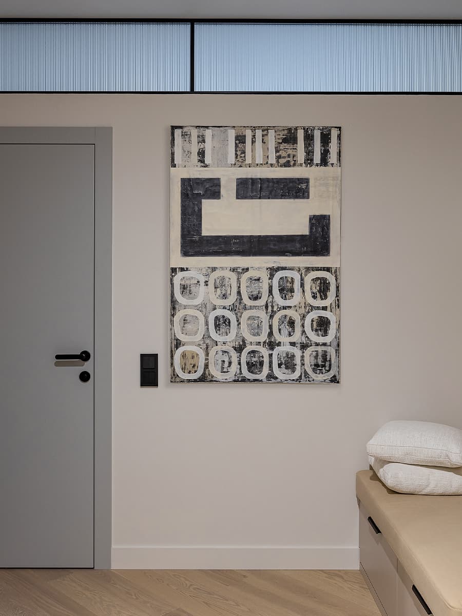 Графичные детали и контрастные сочетания в интерьере квартиры для молодого IT-специалиста — проект Ольги Купчинской