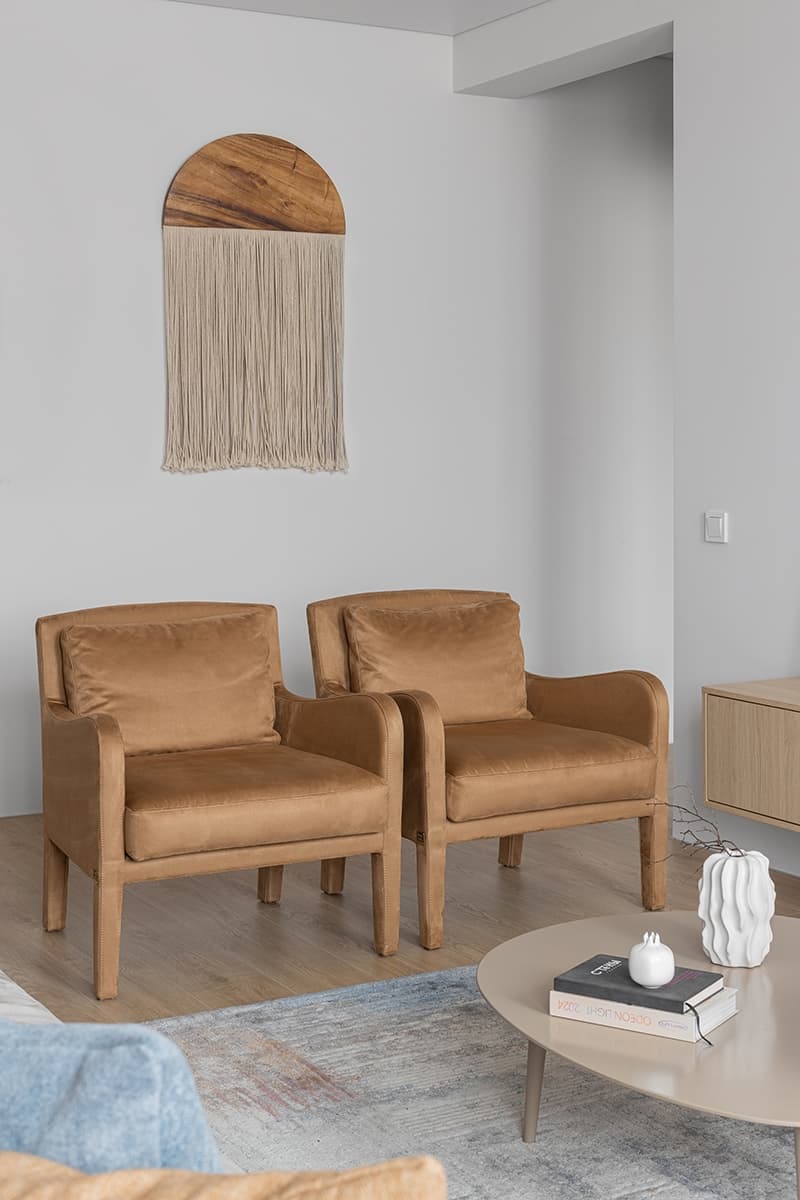 Артефакты из путешествий и природные мотивы в интерьере уютной квартиры для дизайнера — проект Евгении Гарбенко