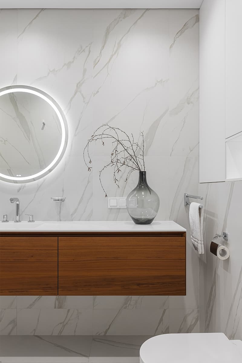 Артефакты из путешествий и природные мотивы в интерьере уютной квартиры для дизайнера — проект Евгении Гарбенко