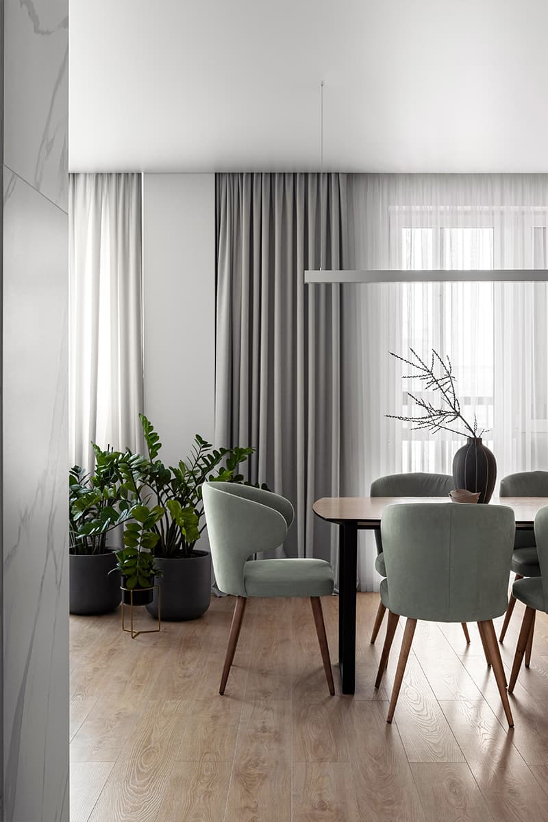 Артефакты из путешествий и природные мотивы в интерьере уютной квартиры для дизайнера — проект Евгении Гарбенко