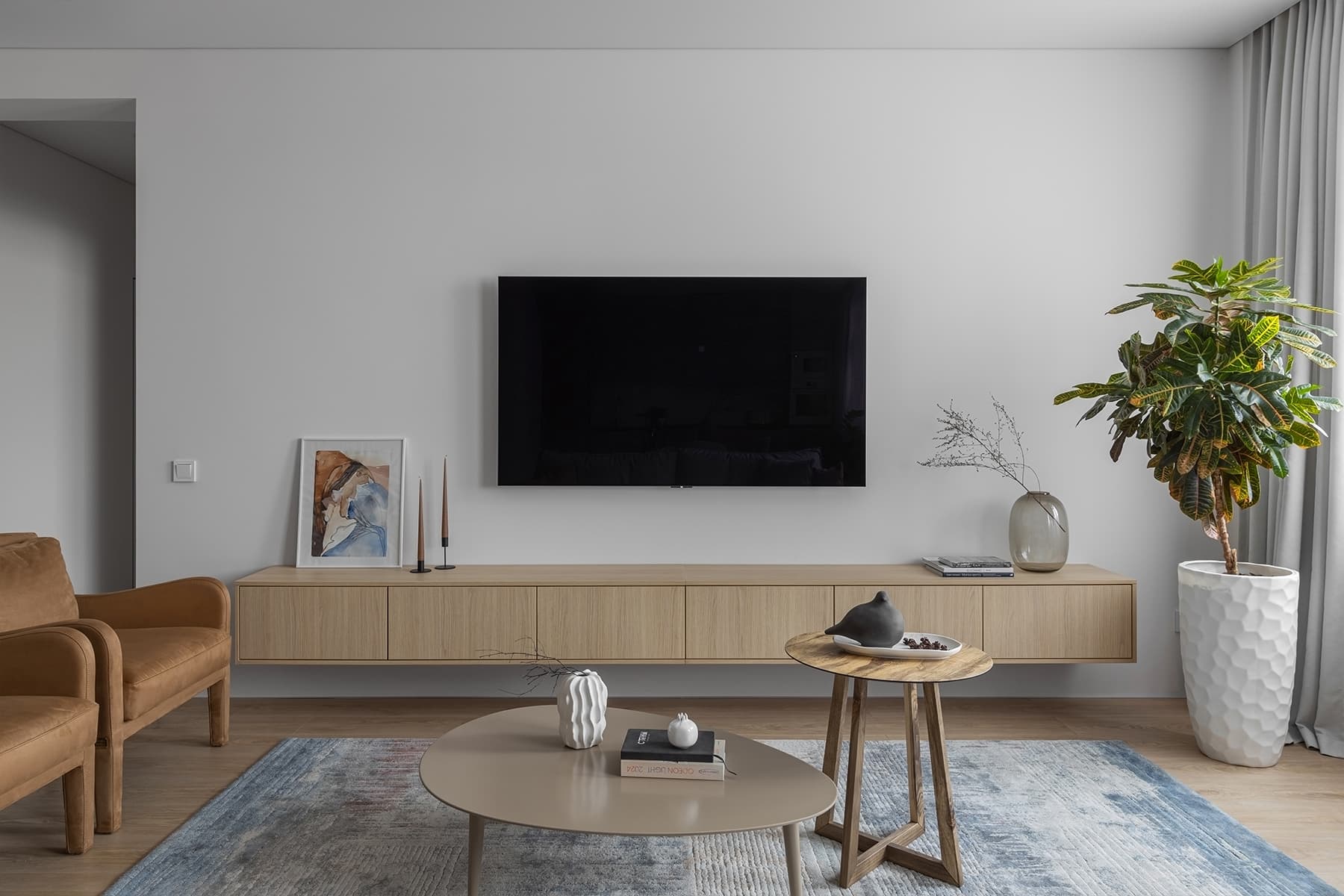 Артефакты из путешествий и природные мотивы в интерьере уютной квартиры для дизайнера — проект Евгении Гарбенко