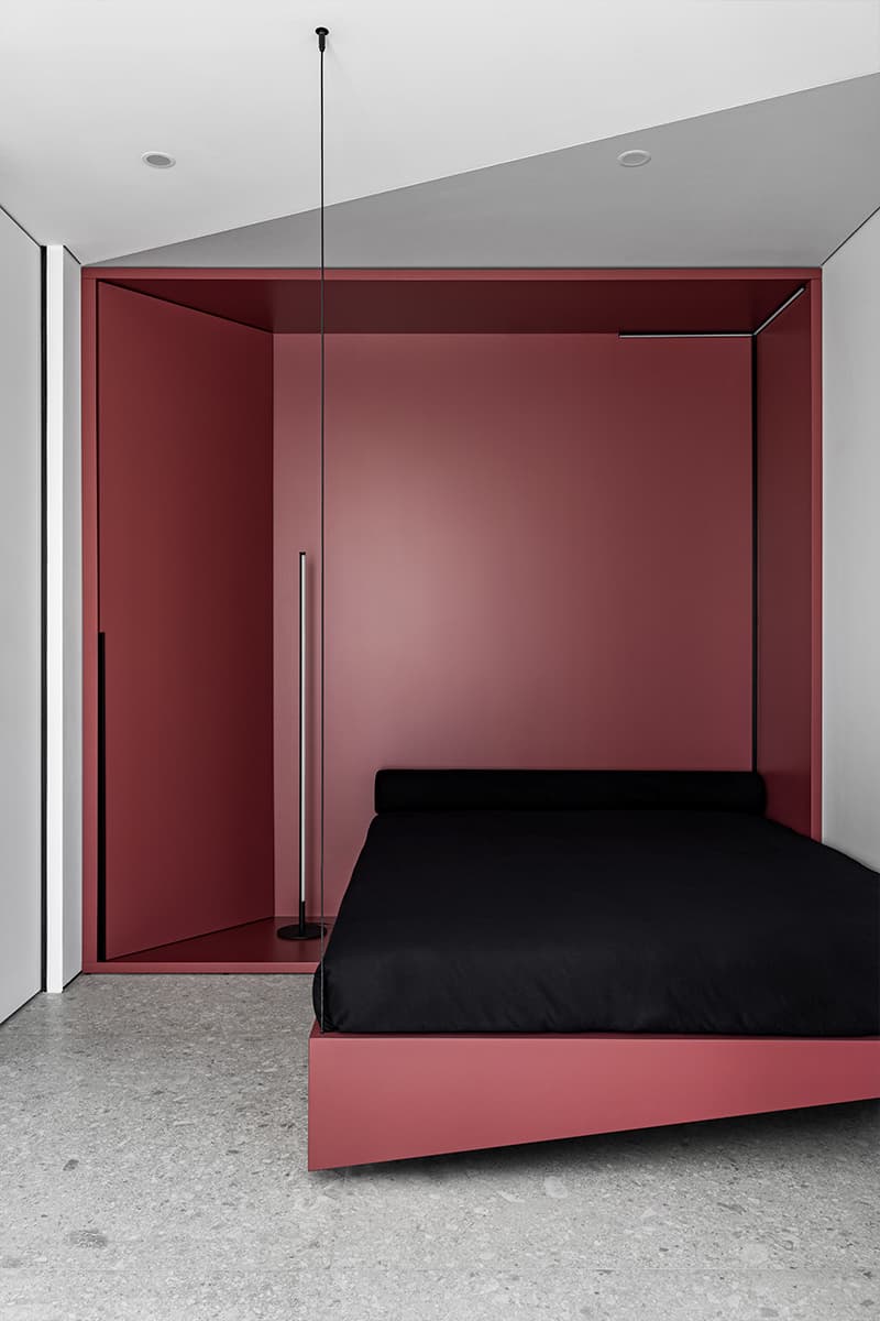 Деконструированный объем спальни в интерьере «гостевой» квартиры для молодого бизнесмена – проект Михаила Курносова
