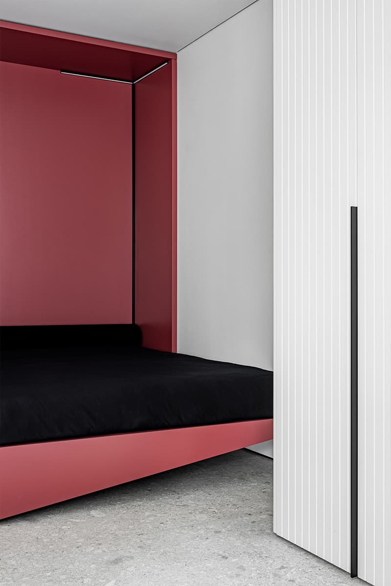 Деконструированный объем спальни в интерьере «гостевой» квартиры для молодого бизнесмена – проект Михаила Курносова