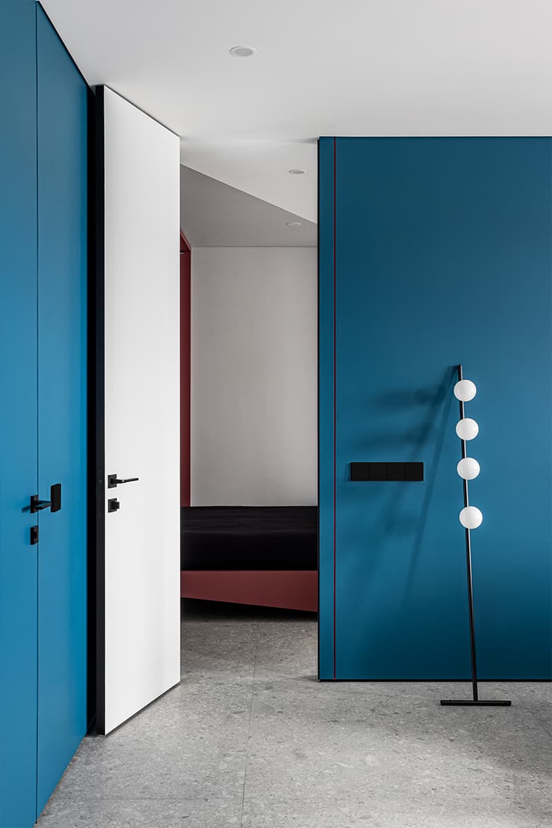 Деконструированный объем спальни в интерьере «гостевой» квартиры для молодого бизнесмена – проект Михаила Курносова