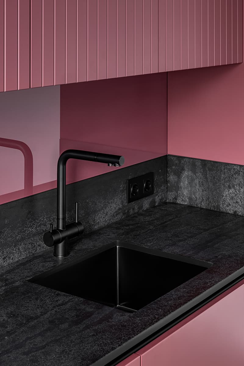 Деконструированный объем спальни в интерьере «гостевой» квартиры для молодого бизнесмена – проект Михаила Курносова