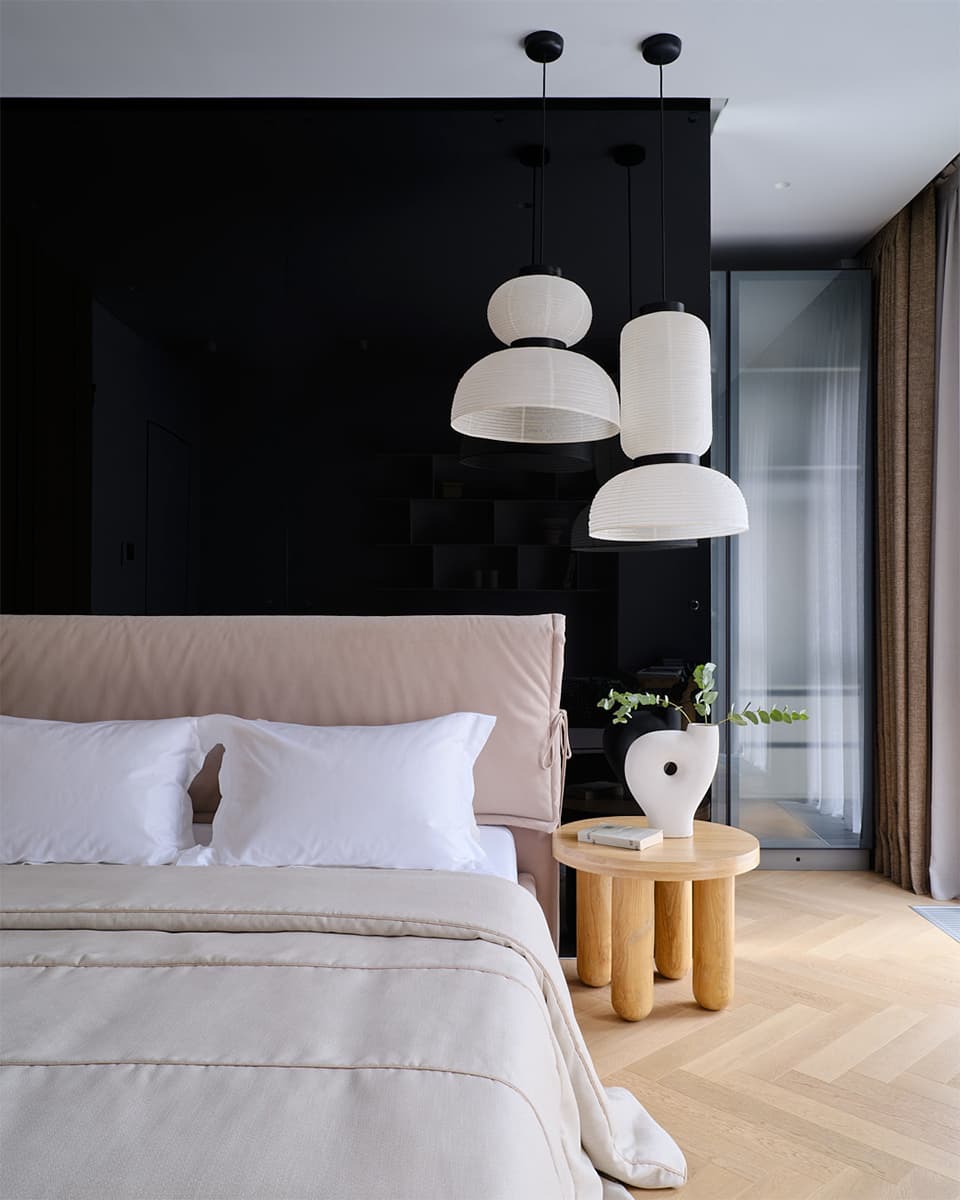Обволакивающие темные поверхности в уютном интерьере семейной квартиры с тремя спальнями — проект LATIF BUREAU
