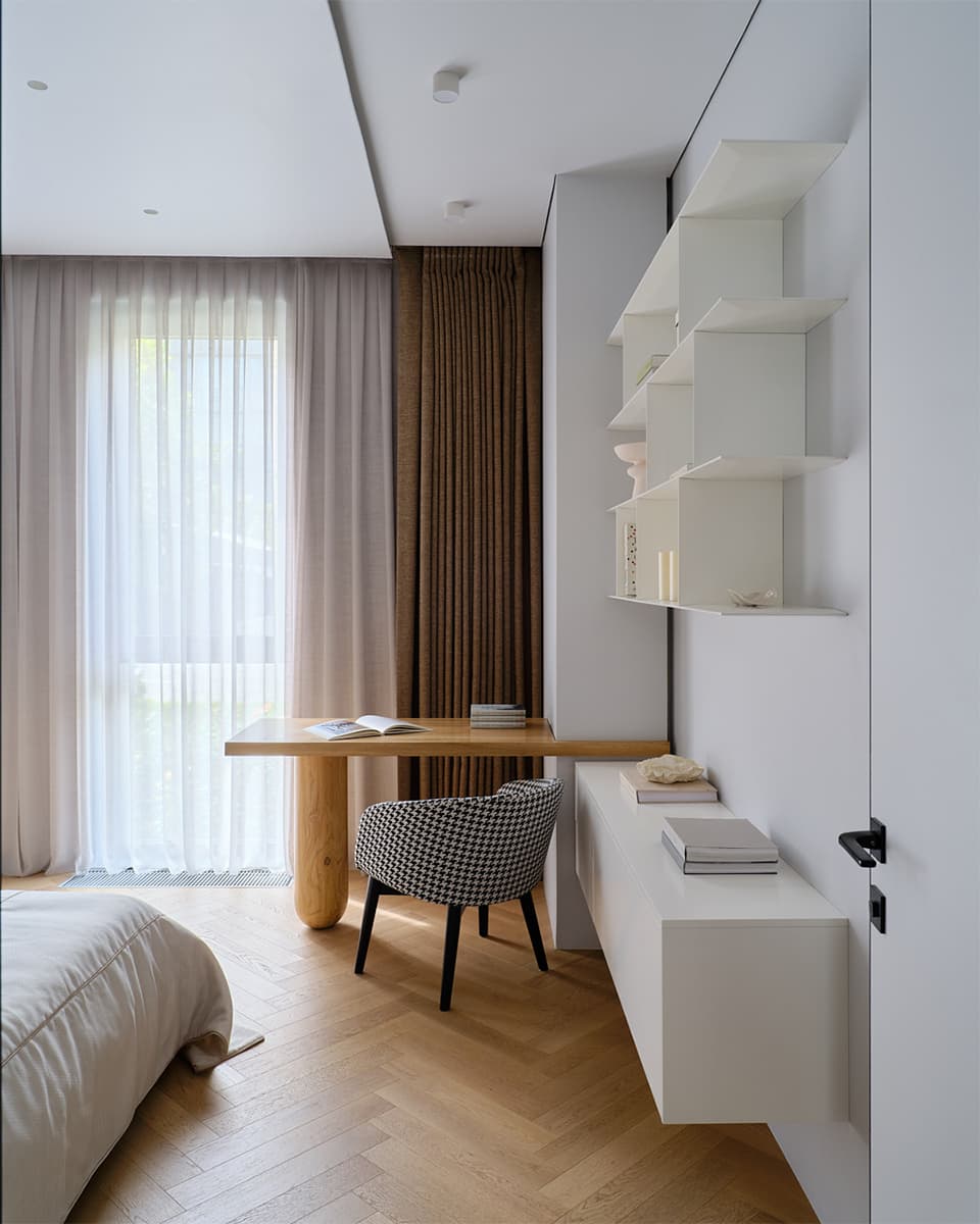 Обволакивающие темные поверхности в уютном интерьере семейной квартиры с тремя спальнями — проект LATIF BUREAU