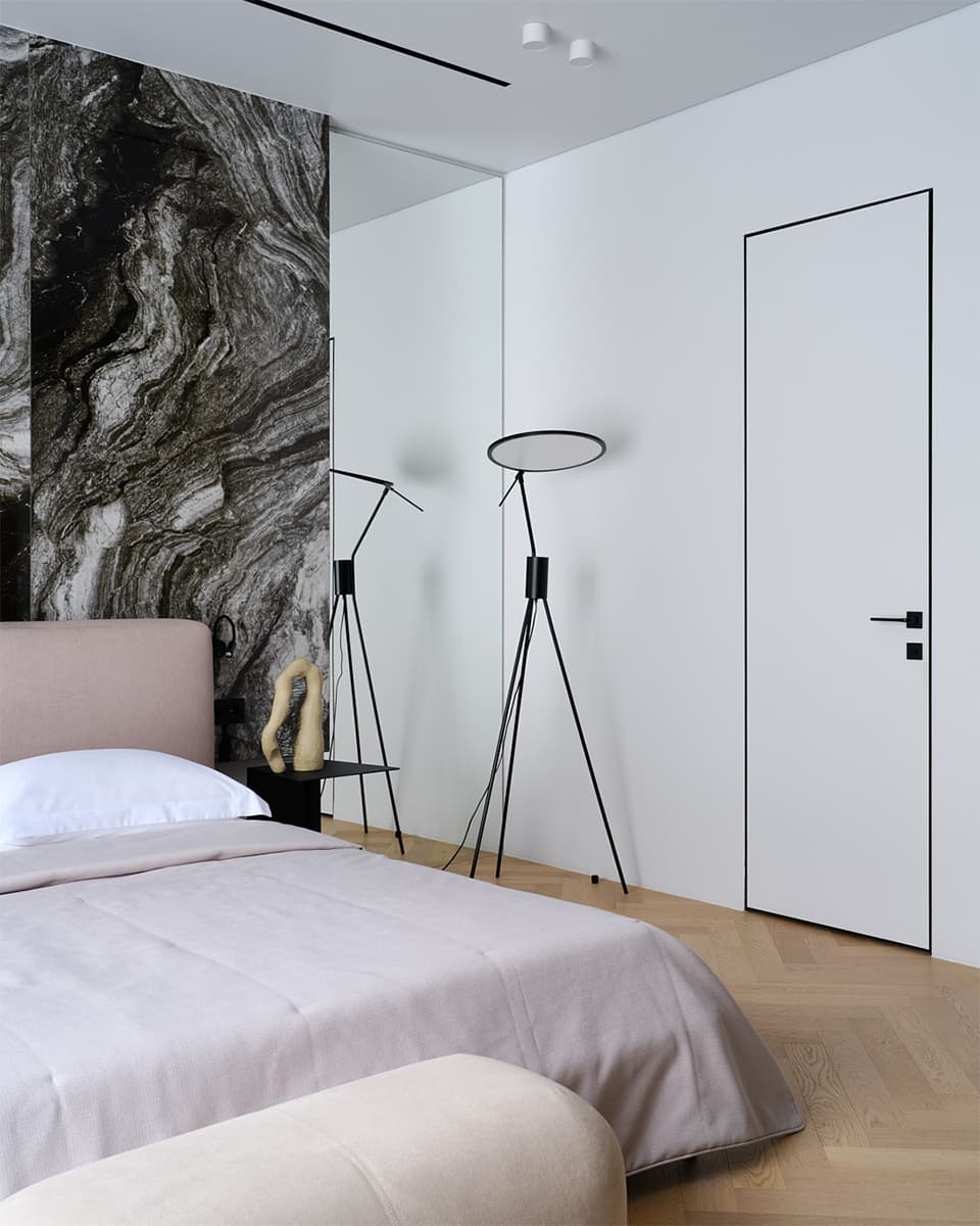 Обволакивающие темные поверхности в уютном интерьере семейной квартиры с тремя спальнями — проект LATIF BUREAU