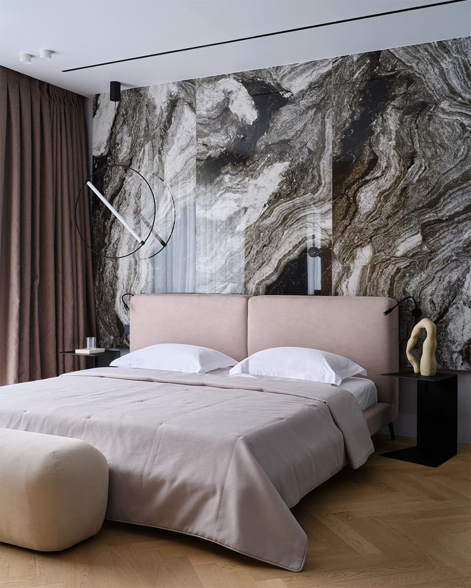 Обволакивающие темные поверхности в уютном интерьере семейной квартиры с тремя спальнями — проект LATIF BUREAU