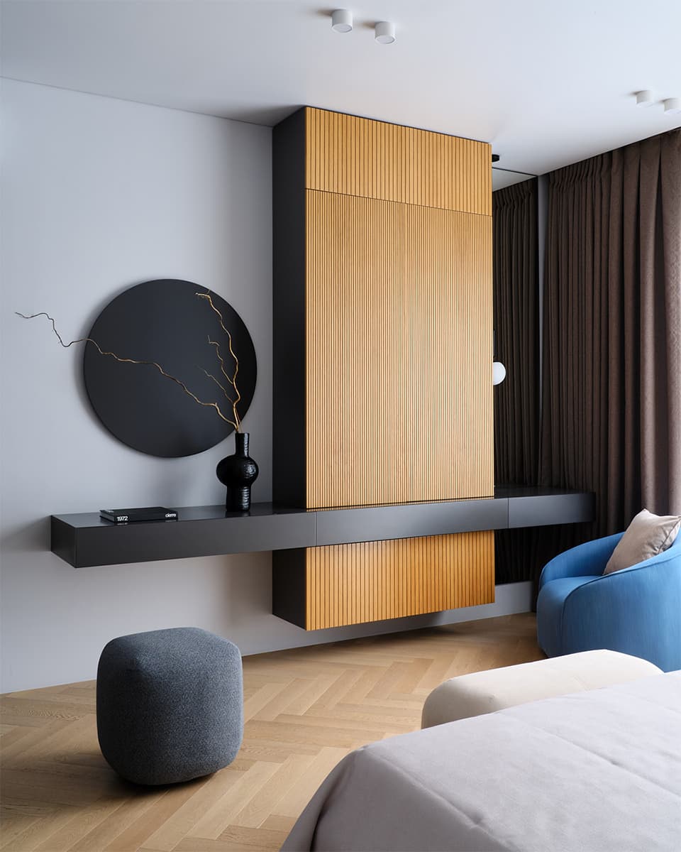 Обволакивающие темные поверхности в уютном интерьере семейной квартиры с тремя спальнями — проект LATIF BUREAU