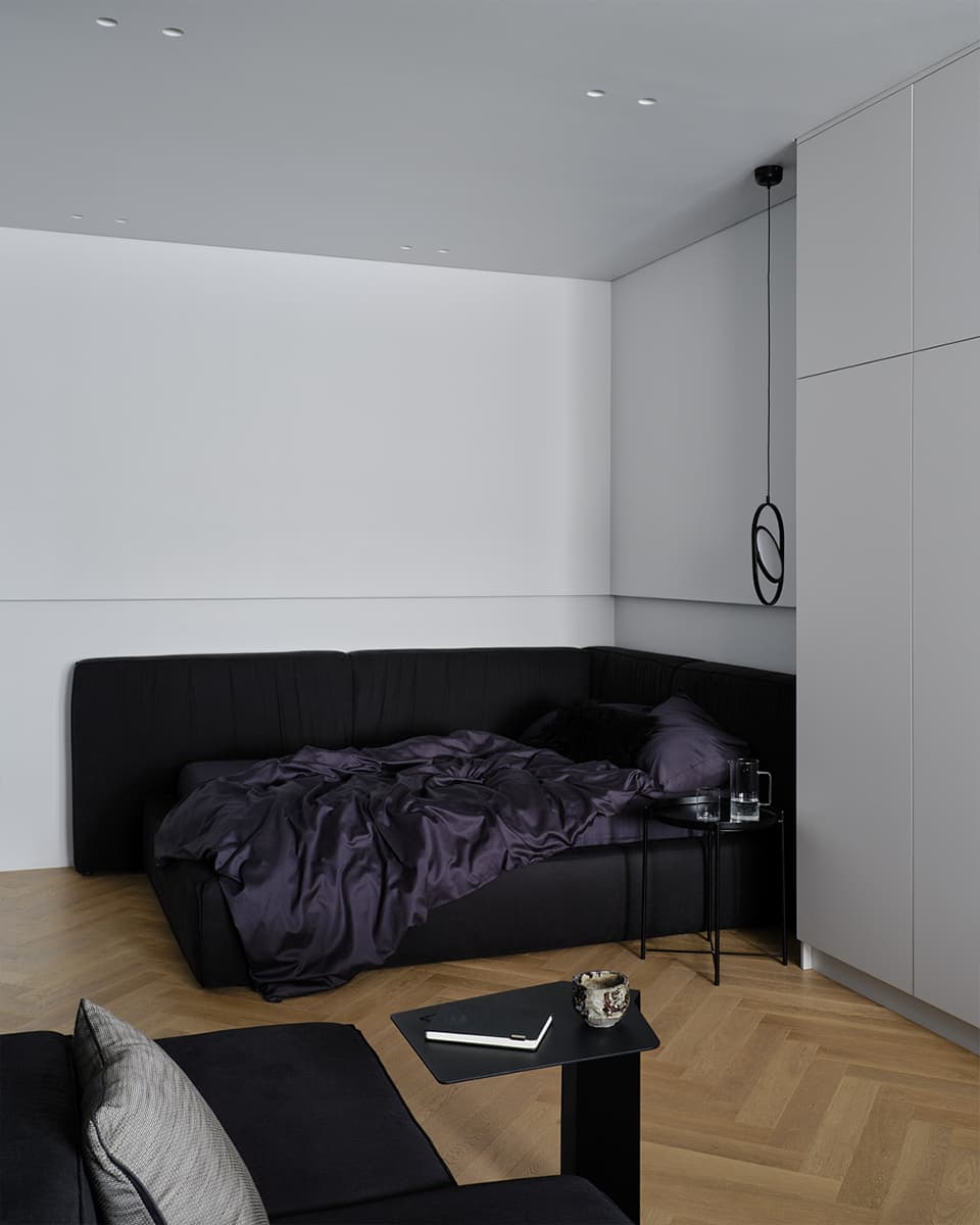 Обволакивающие темные поверхности в уютном интерьере семейной квартиры с тремя спальнями — проект LATIF BUREAU