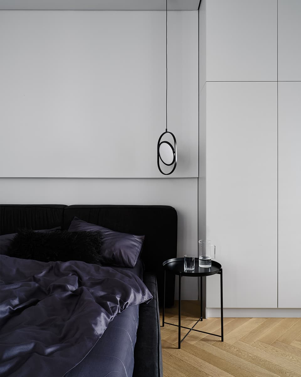 Обволакивающие темные поверхности в уютном интерьере семейной квартиры с тремя спальнями — проект LATIF BUREAU