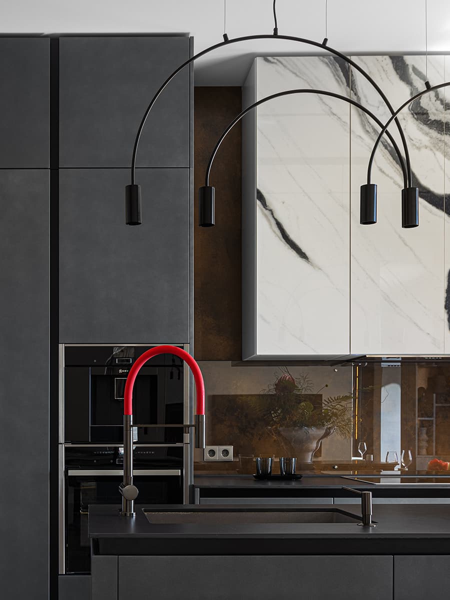 Сочные оттенки и эффектные арочные окна в интерьере московской квартиры — проект Brimmer Family Interiors