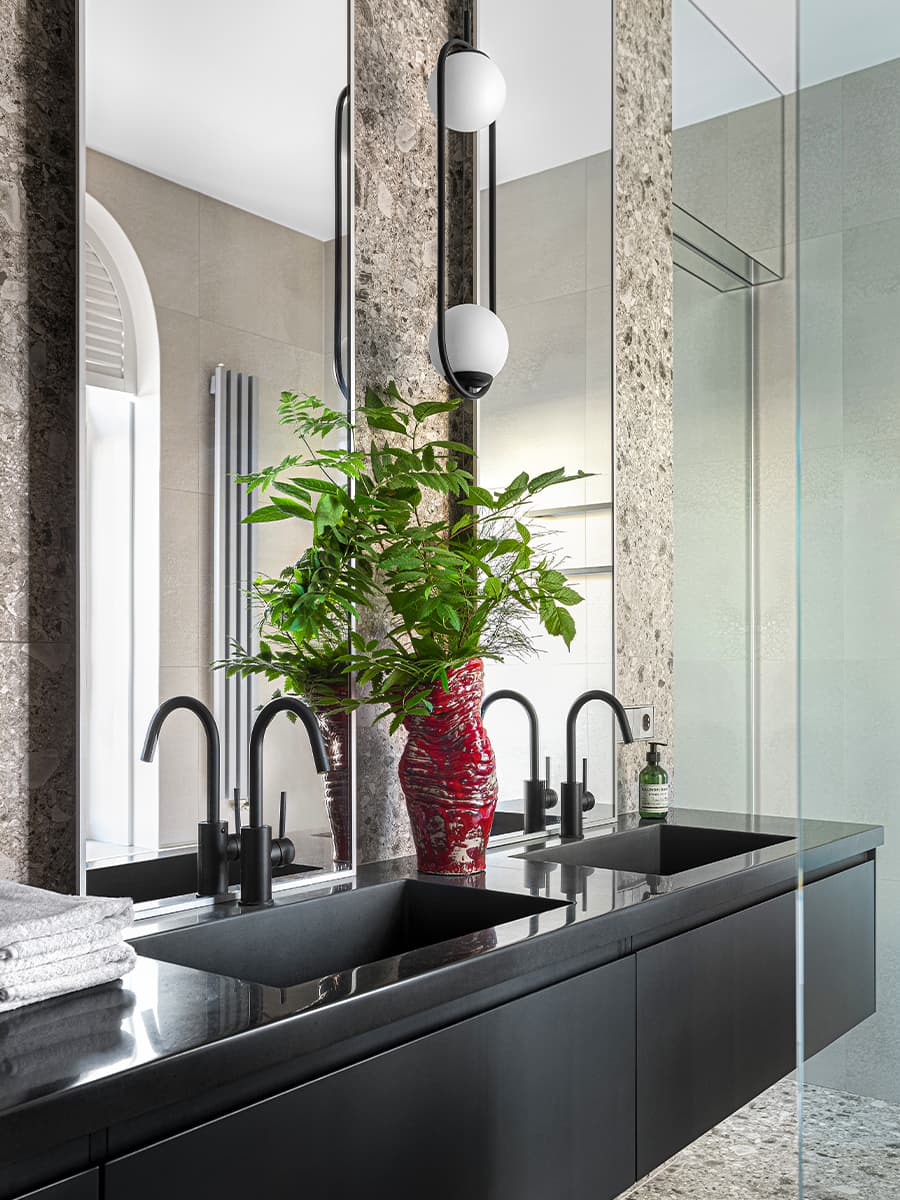 Сочные оттенки и эффектные арочные окна в интерьере московской квартиры — проект Brimmer Family Interiors