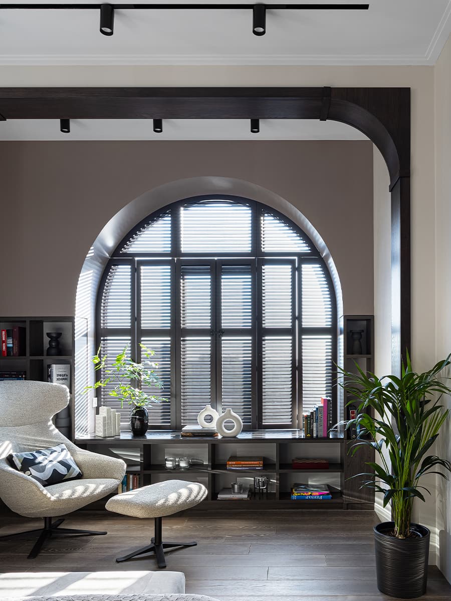 Сочные оттенки и эффектные арочные окна в интерьере московской квартиры — проект Brimmer Family Interiors