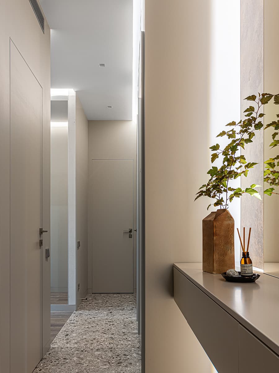 Сочные оттенки и эффектные арочные окна в интерьере московской квартиры — проект Brimmer Family Interiors