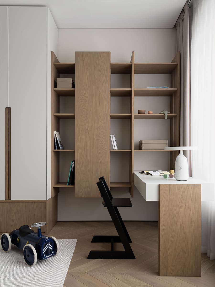 Природные текстуры и авторские гипсовые панно в интерьере квартиры в новостройке – проект студии OSOME