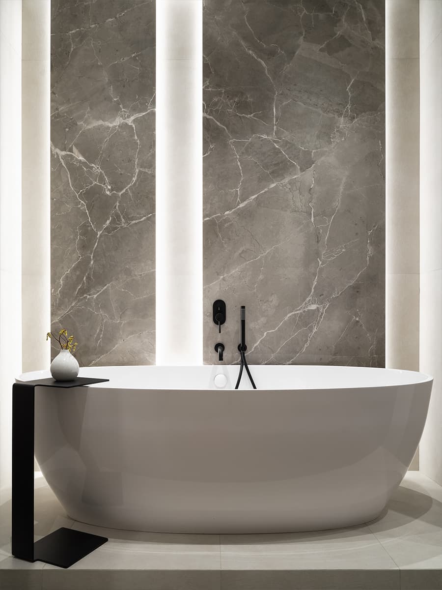 Природные текстуры и авторские гипсовые панно в интерьере квартиры в новостройке – проект студии OSOME