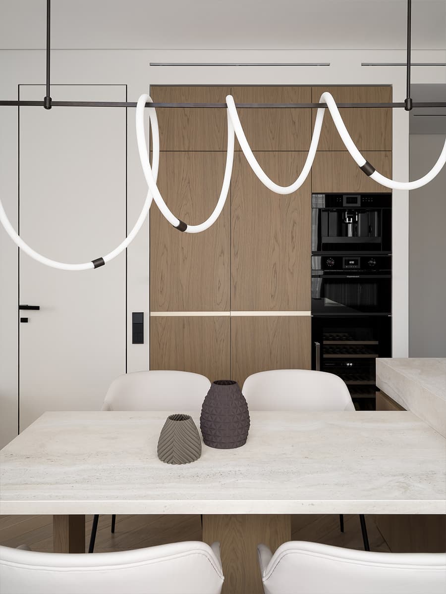 Природные текстуры и авторские гипсовые панно в интерьере квартиры в новостройке – проект студии OSOME