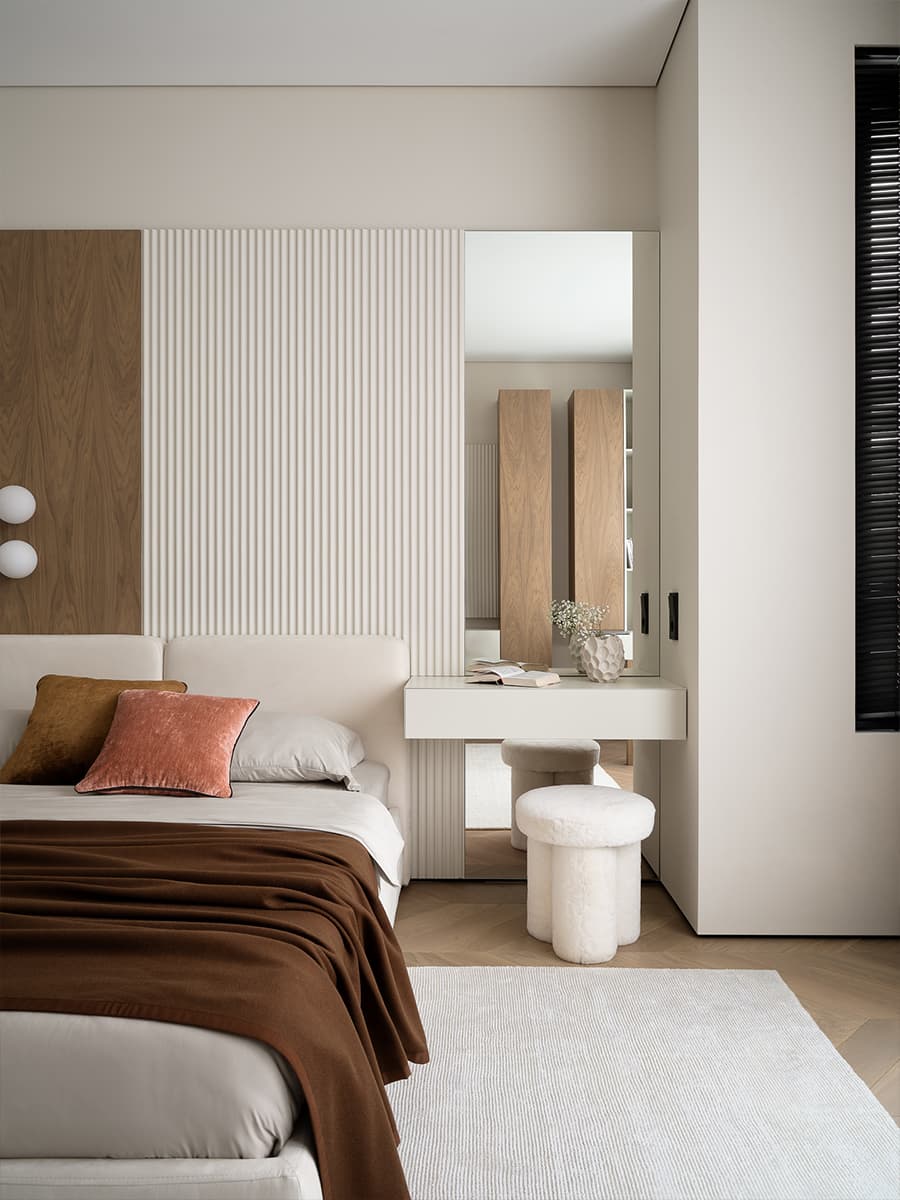 Природные текстуры и авторские гипсовые панно в интерьере квартиры в новостройке – проект студии OSOME