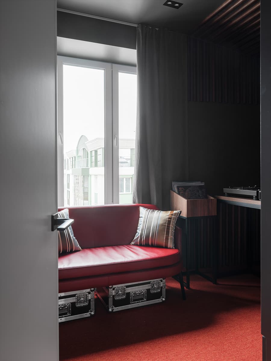 Интерьер квартиры с собственной музыкальной студией для молодого бизнесмена — проект Алины Пужак