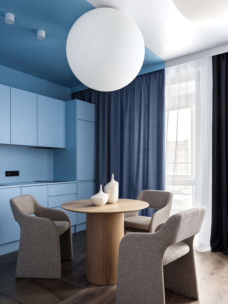 Легкая роспись стен и эффектный color-blocking в интерьере квартиры для сдачи в аренду — проект студии 3022.interior