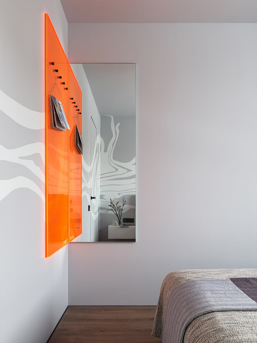 Легкая роспись стен и эффектный color-blocking в интерьере квартиры для сдачи в аренду — проект студии 3022.interior