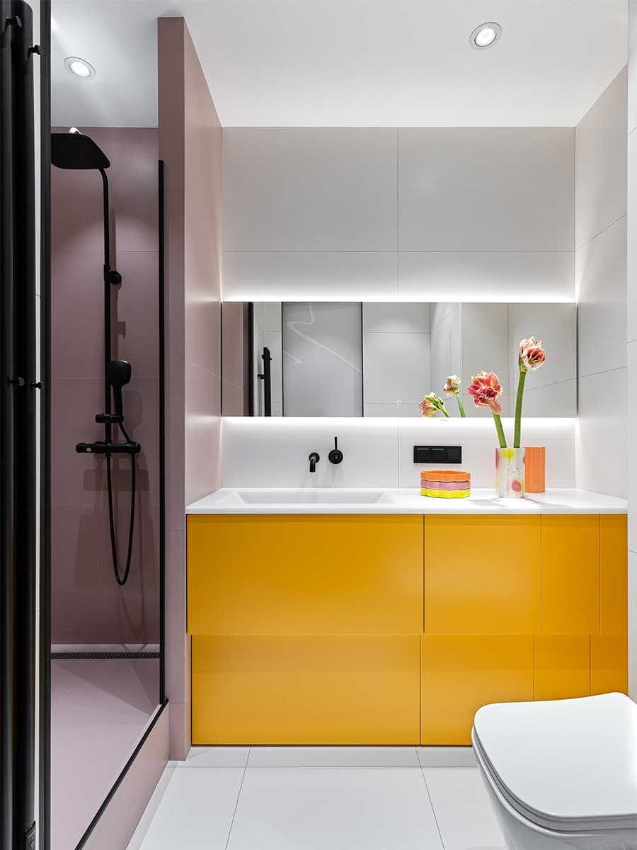 Легкая роспись стен и эффектный color-blocking в интерьере квартиры для сдачи в аренду — проект студии 3022.interior