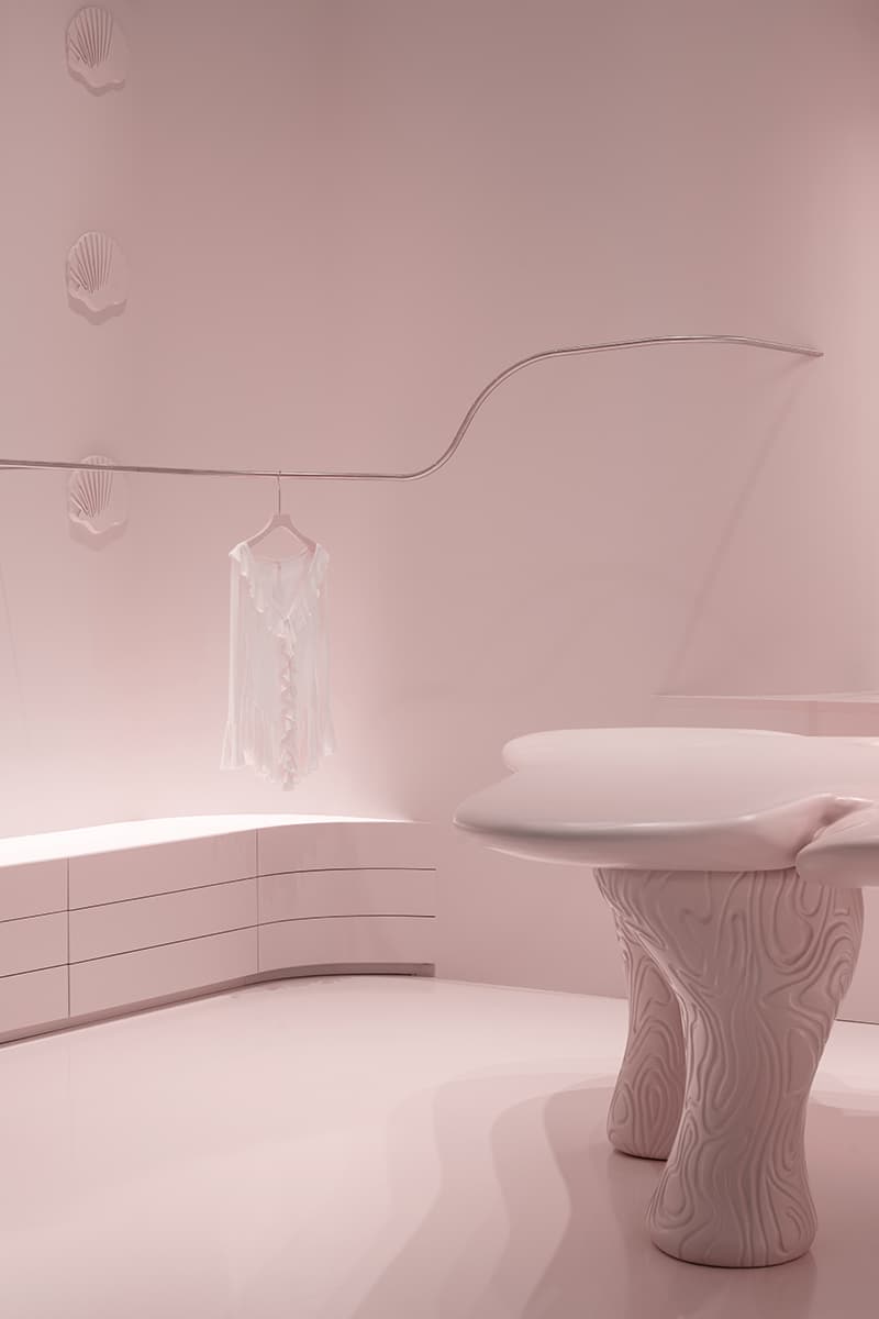 Сказочный розовый цвет и десятки ракушек в женственном интерьере магазина одежды — проект архитектурного бюро Muno Design