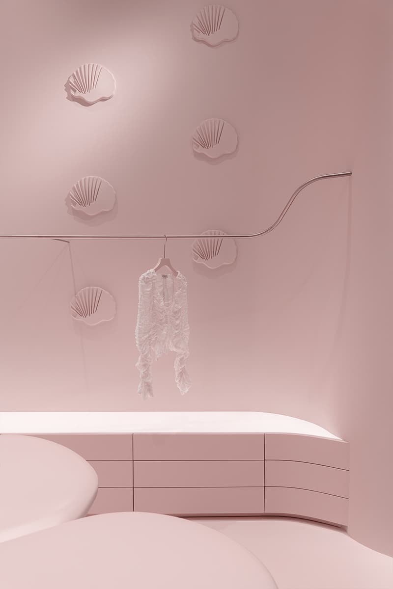 Сказочный розовый цвет и десятки ракушек в женственном интерьере магазина одежды — проект архитектурного бюро Muno Design
