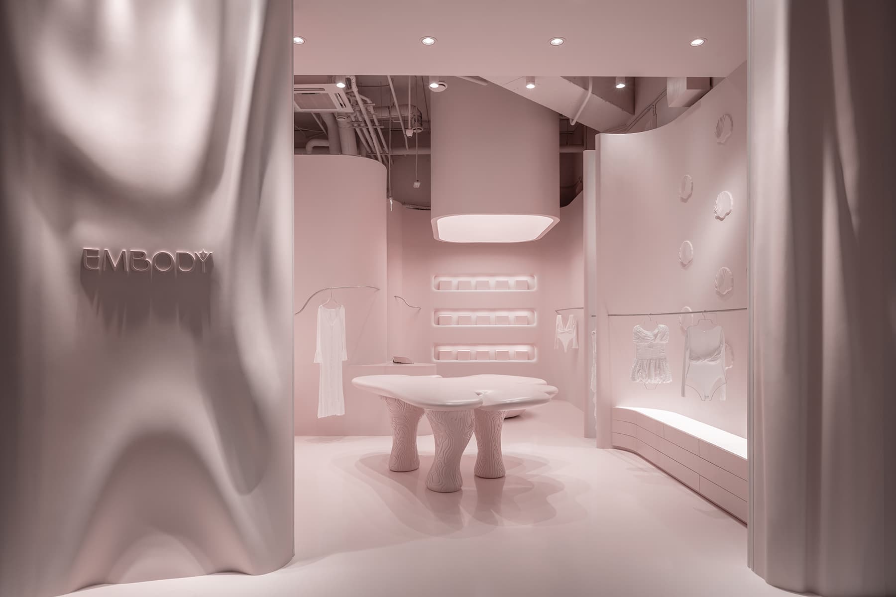 Сказочный розовый цвет и десятки ракушек в женственном интерьере магазина одежды — проект архитектурного бюро Muno Design