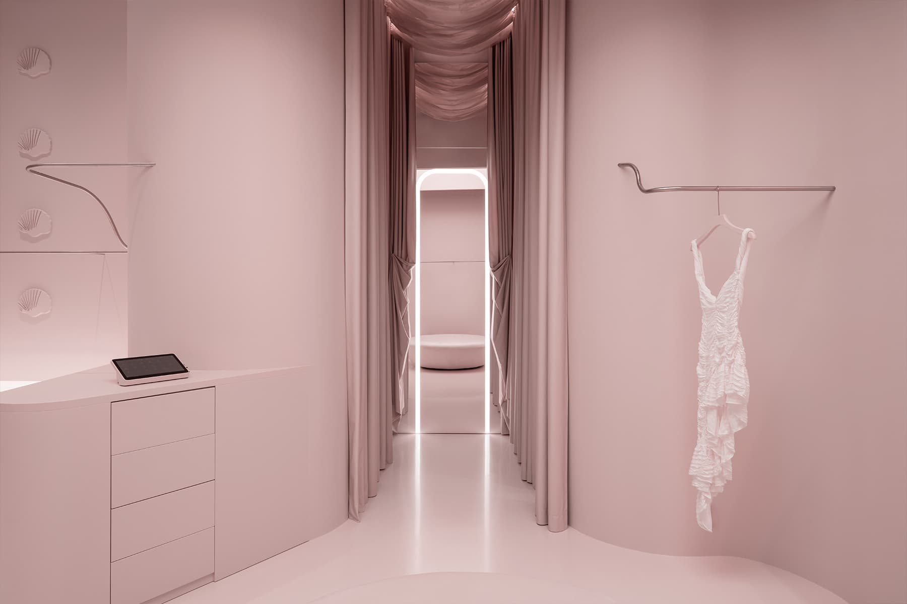 Сказочный розовый цвет и десятки ракушек в женственном интерьере магазина одежды — проект архитектурного бюро Muno Design