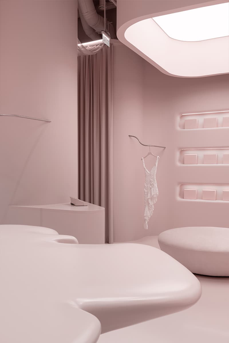 Сказочный розовый цвет и десятки ракушек в женственном интерьере магазина одежды — проект архитектурного бюро Muno Design