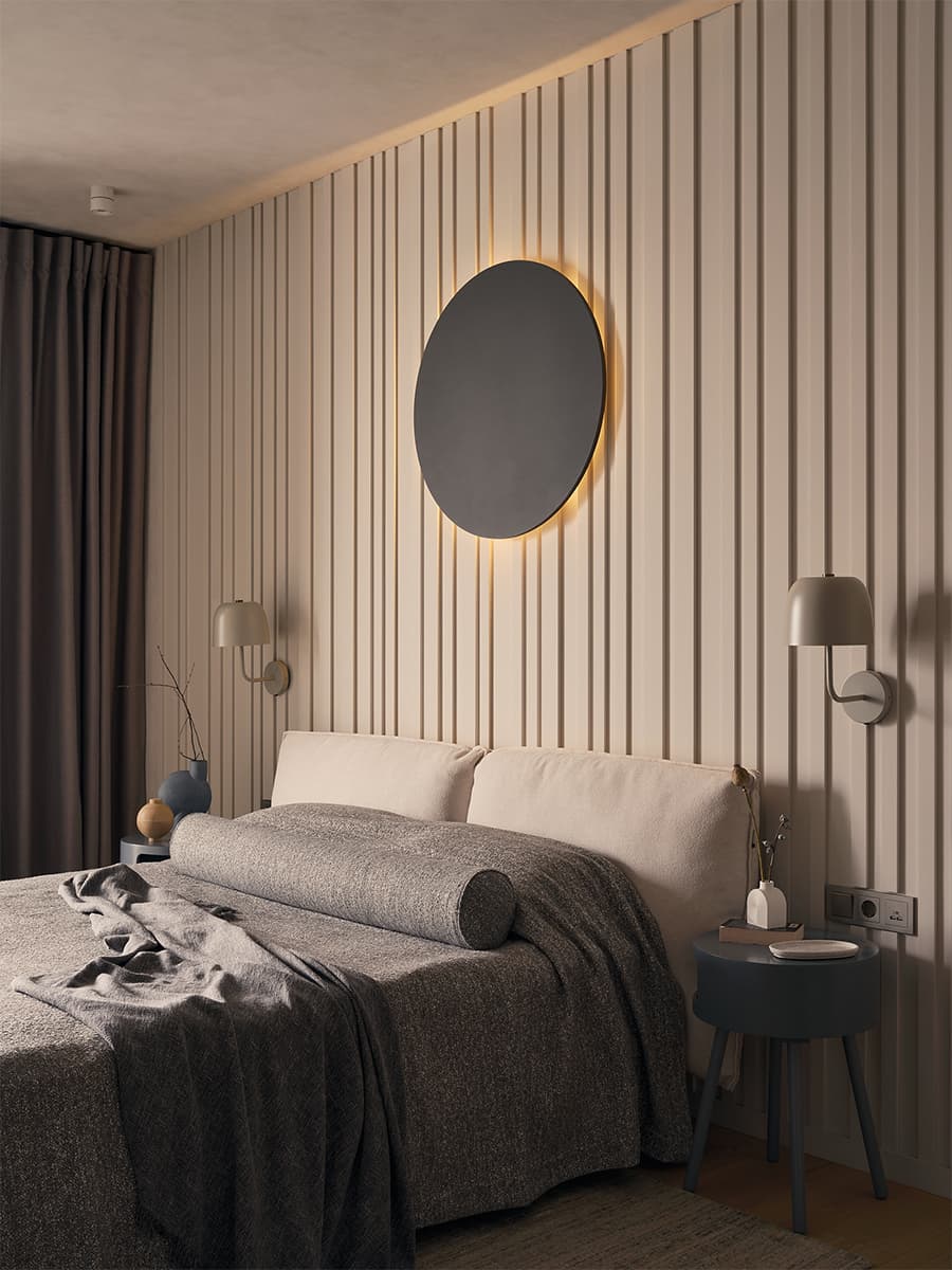 Мягкие краски и светлая древесина в интерьере квартиры с эффектными полками для декора — проект студии BRANCH