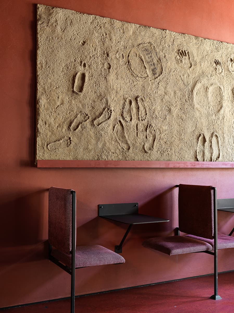 Винные оттенки, панно из песка и арт-объекты с отсылкой к винной культуре — проект бара в Казани от студии Duplex