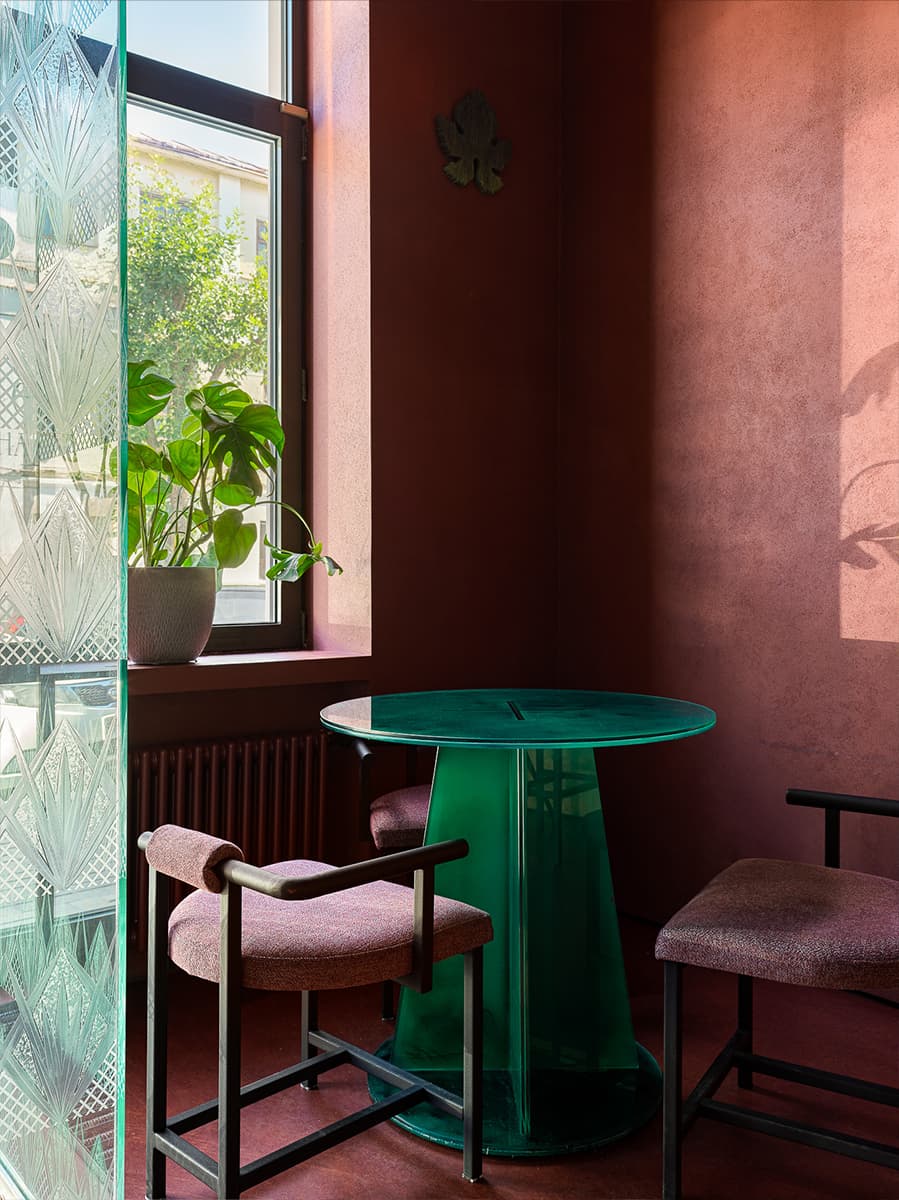 Винные оттенки, панно из песка и арт-объекты с отсылкой к винной культуре — проект бара в Казани от студии Duplex