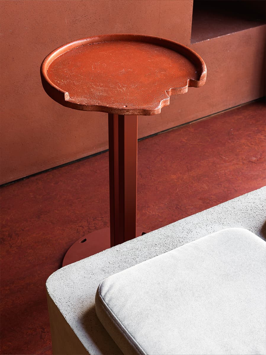 Винные оттенки, панно из песка и арт-объекты с отсылкой к винной культуре — проект бара в Казани от студии Duplex