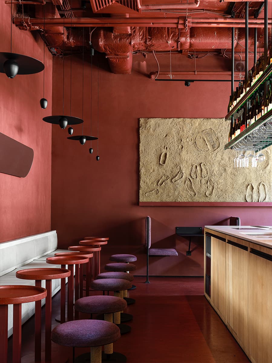 Винные оттенки, панно из песка и арт-объекты с отсылкой к винной культуре — проект бара в Казани от студии Duplex