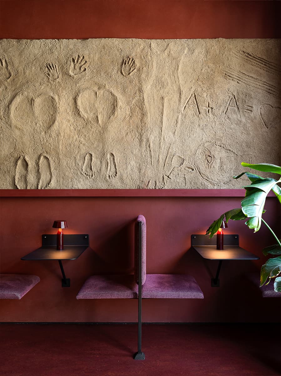 Винные оттенки, панно из песка и арт-объекты с отсылкой к винной культуре — проект бара в Казани от студии Duplex