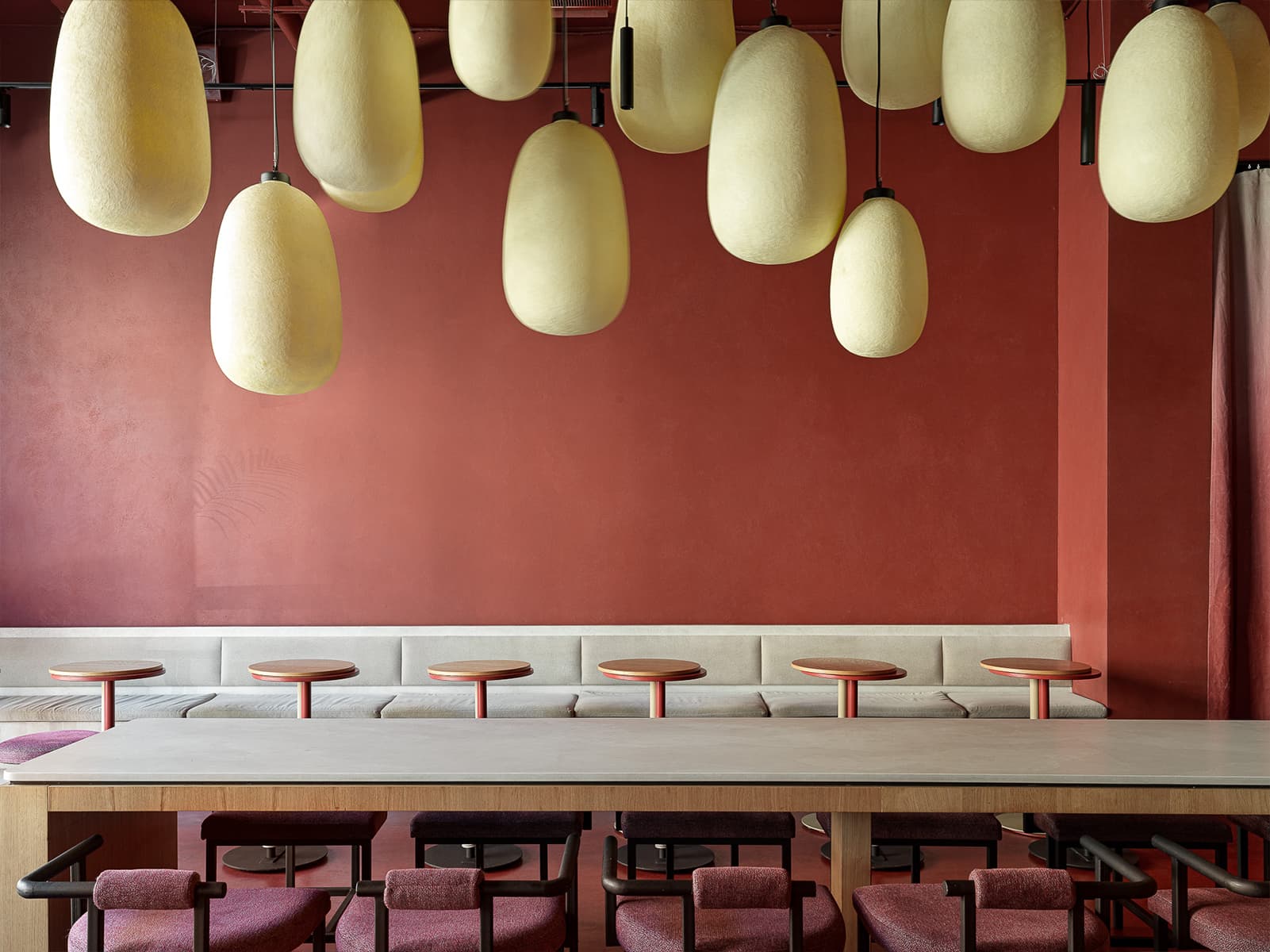 Винные оттенки, панно из песка и арт-объекты с отсылкой к винной культуре — проект бара в Казани от студии Duplex