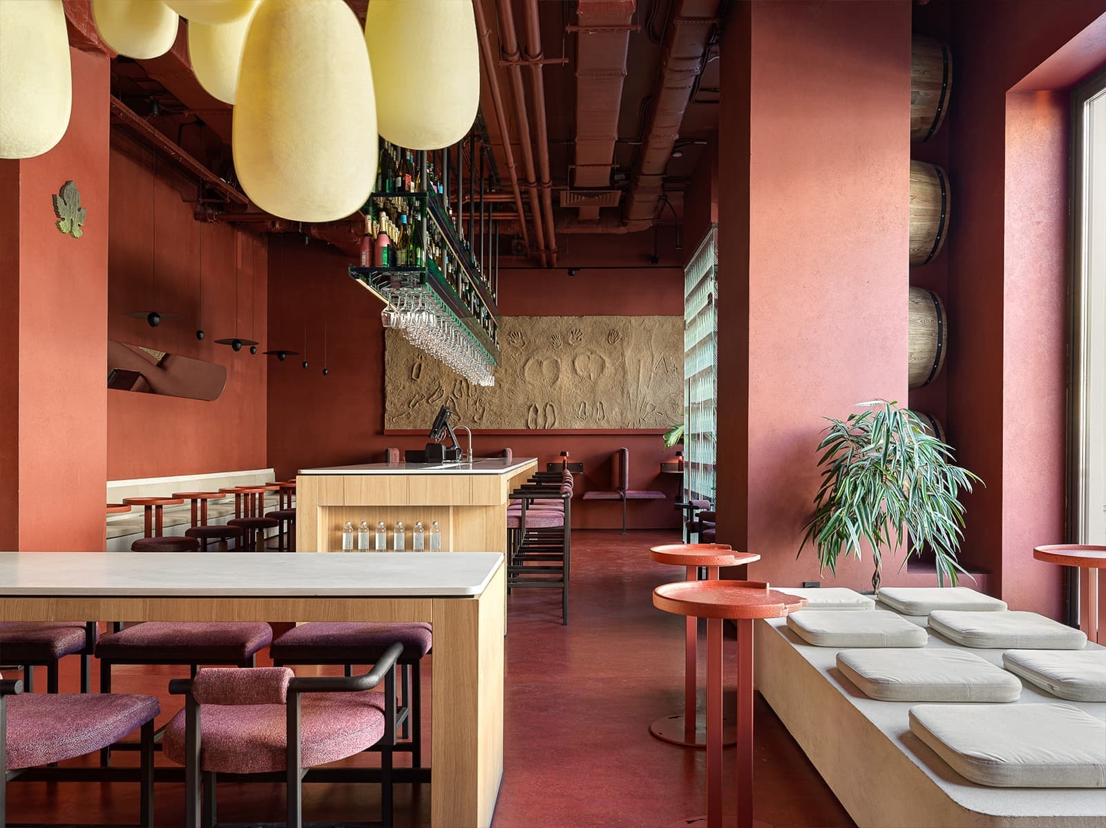 Винные оттенки, панно из песка и арт-объекты с отсылкой к винной культуре — проект бара в Казани от студии Duplex