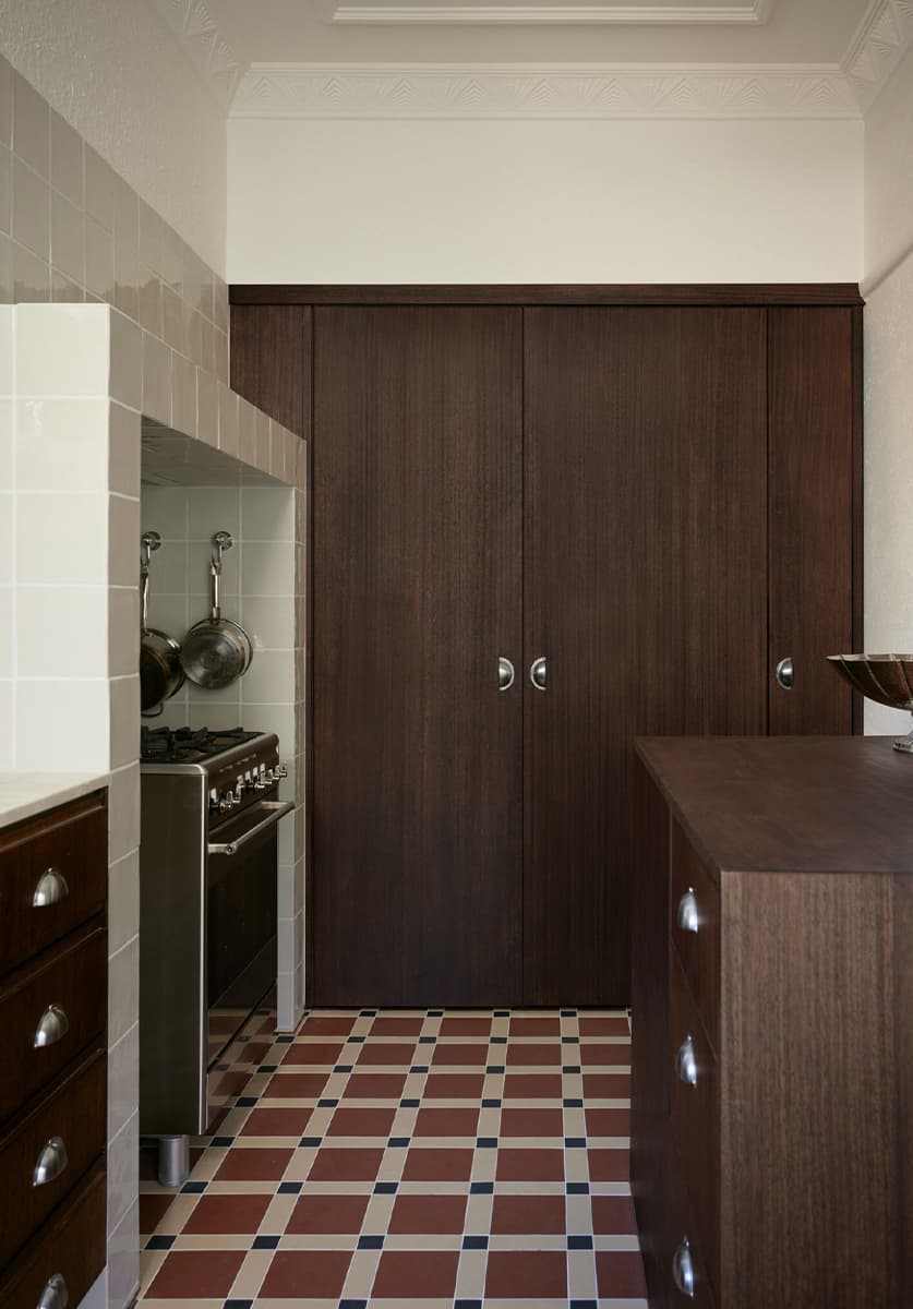 Отсылки к стилю ар-деко в преображенном интерьере квартиры с историей — проект Макса Кополова