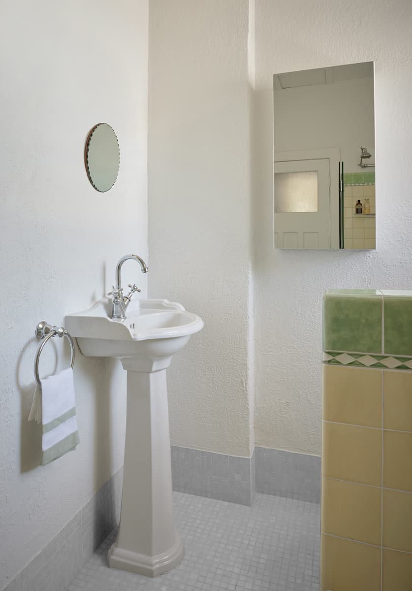 Отсылки к стилю ар-деко в преображенном интерьере квартиры с историей — проект Макса Кополова