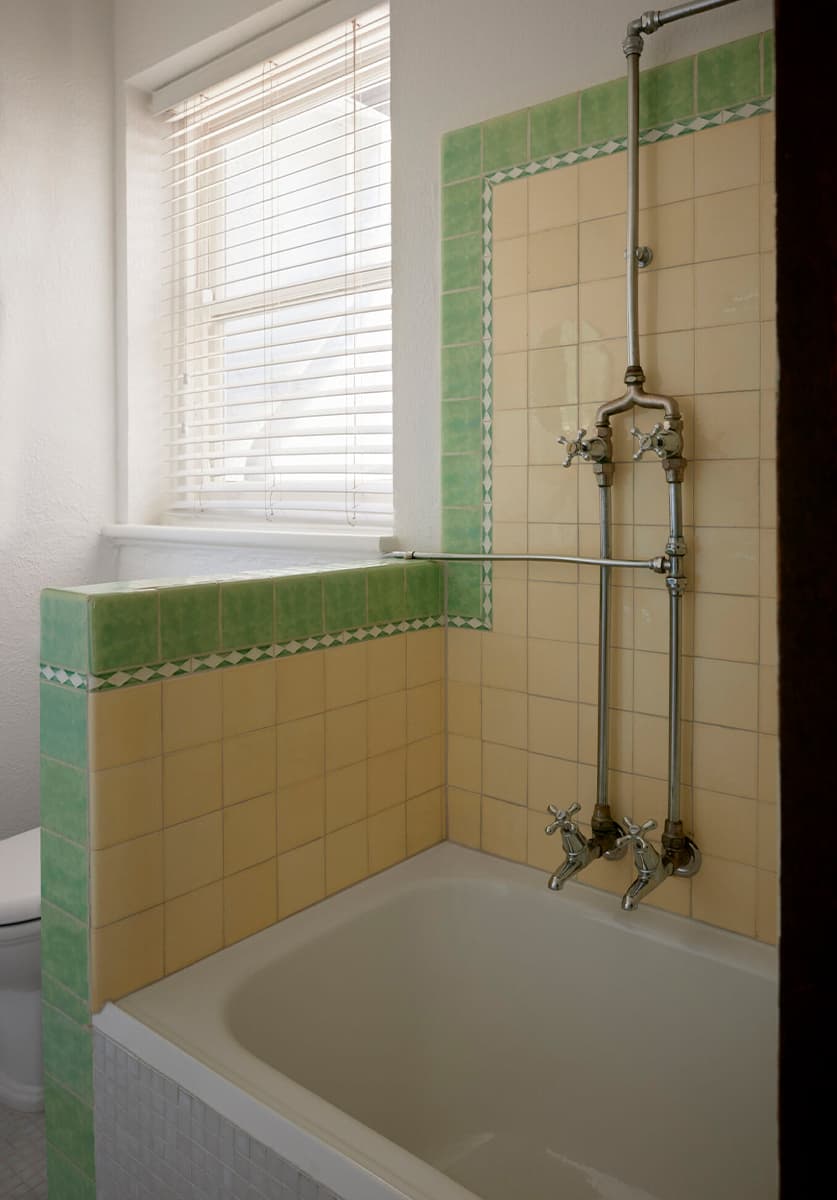 Отсылки к стилю ар-деко в преображенном интерьере квартиры с историей — проект Макса Кополова