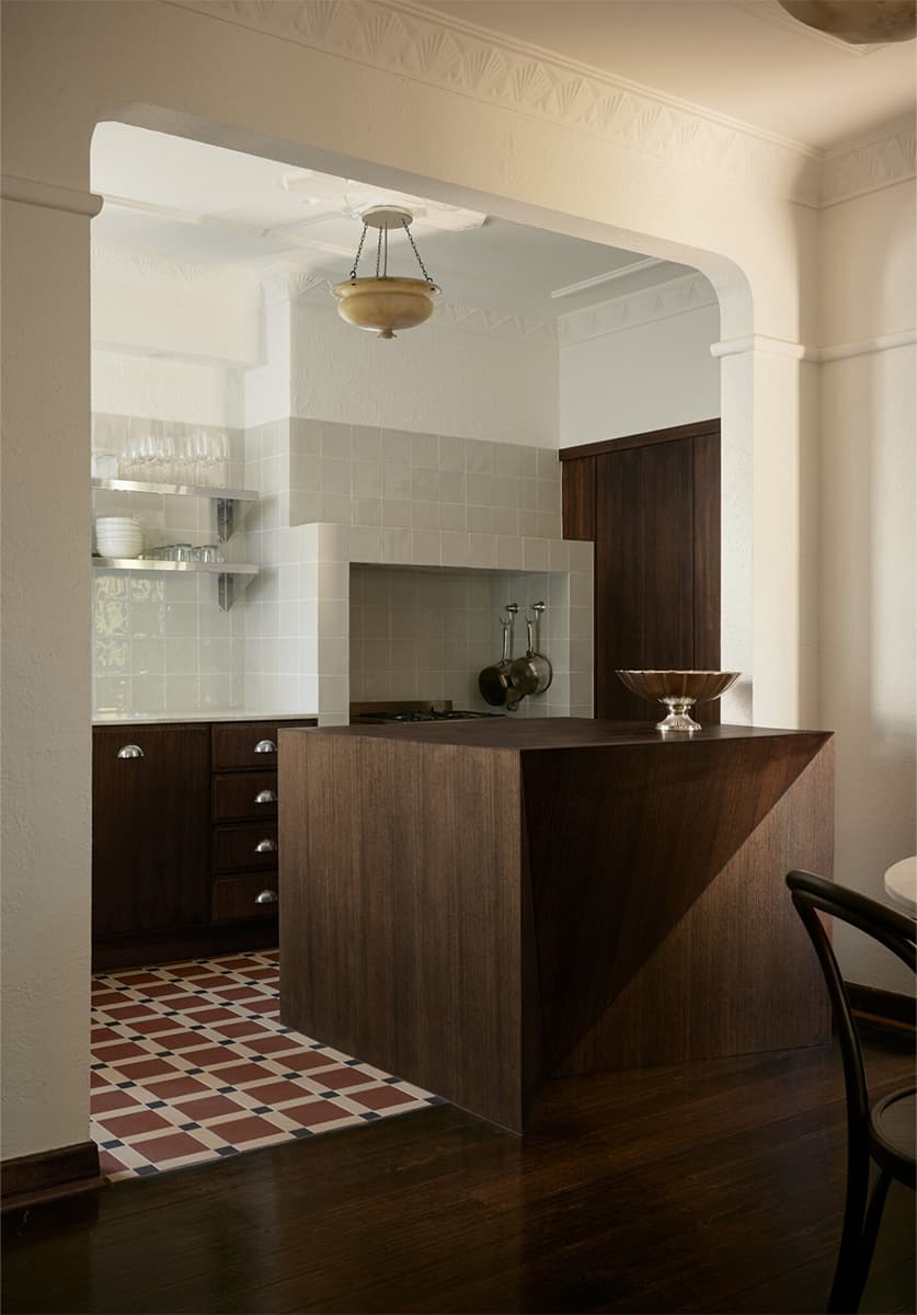 Отсылки к стилю ар-деко в преображенном интерьере квартиры с историей — проект Макса Кополова