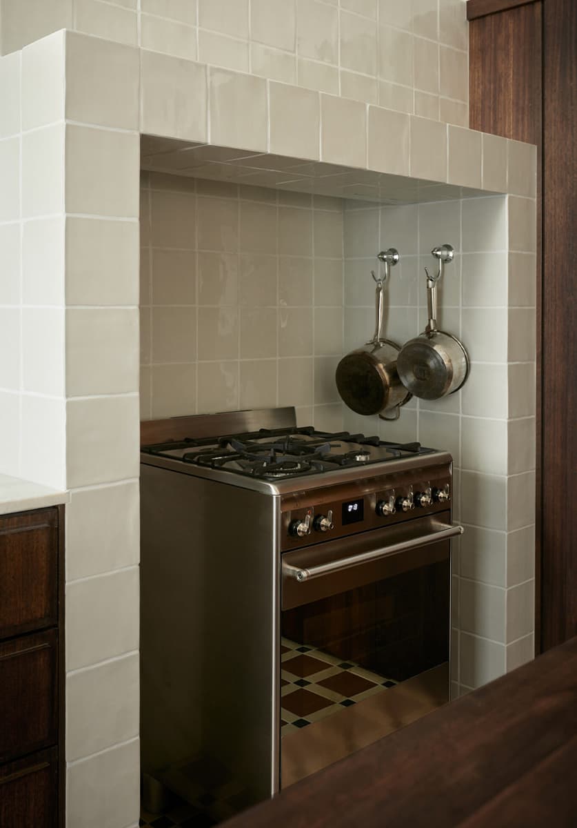 Отсылки к стилю ар-деко в преображенном интерьере квартиры с историей — проект Макса Кополова