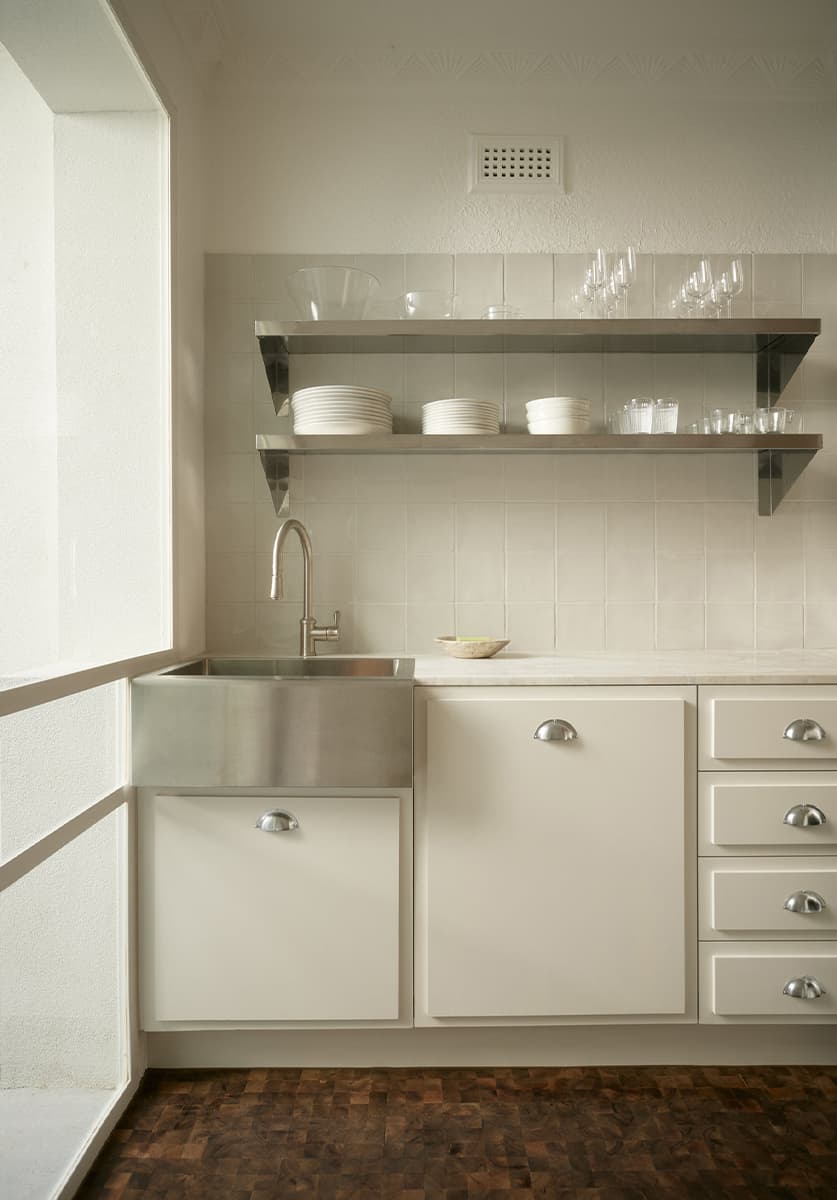 Отсылки к стилю ар-деко в преображенном интерьере квартиры с историей — проект Макса Кополова