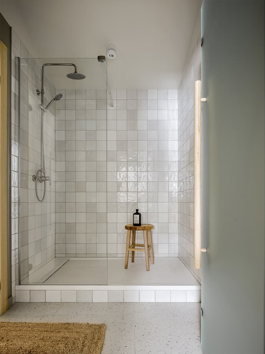 Лаконичный интерьер загородного дома с нарядной плиткой и изразцами — проект Яны Сушковой